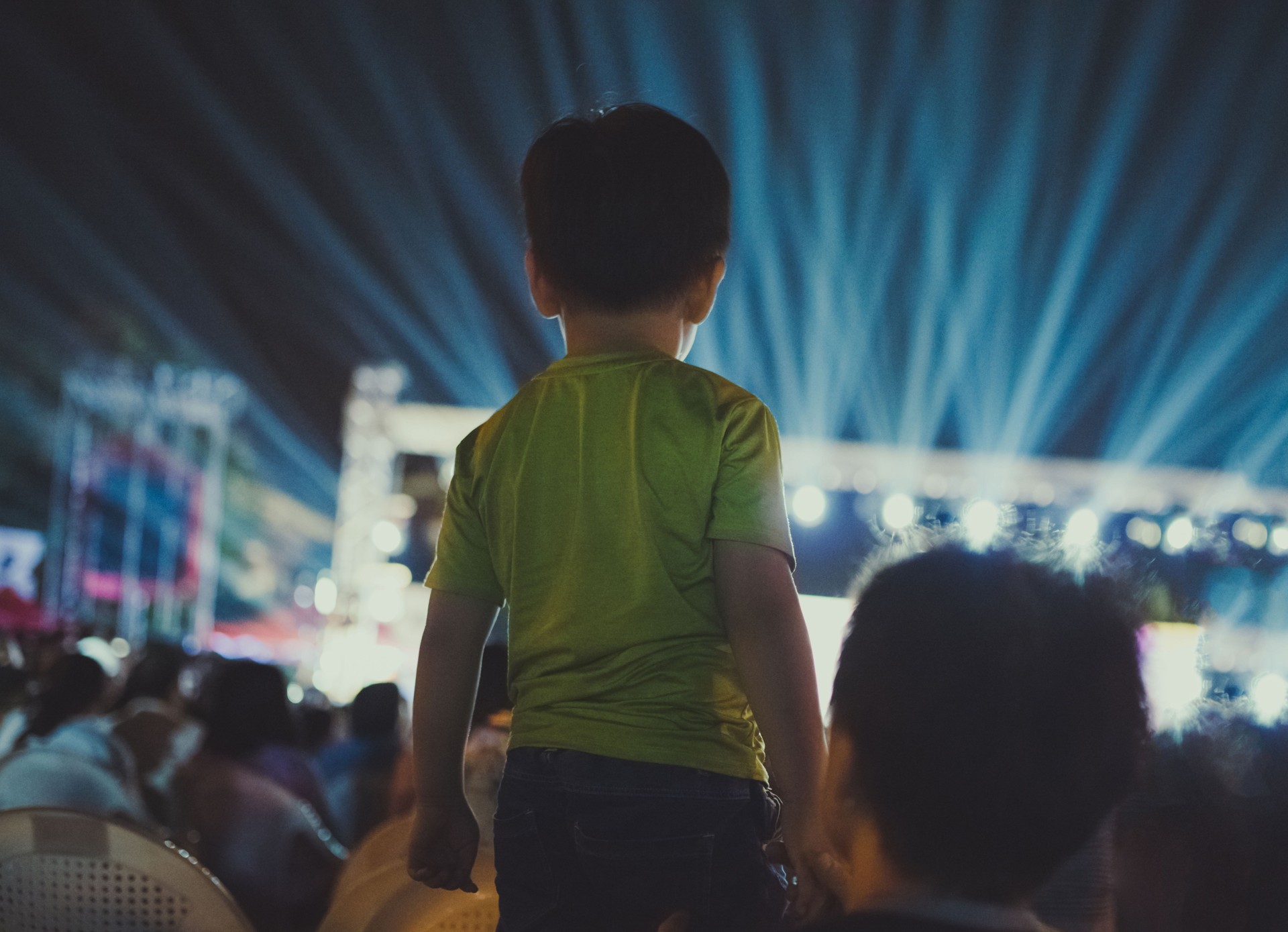 Little child in front of a concert